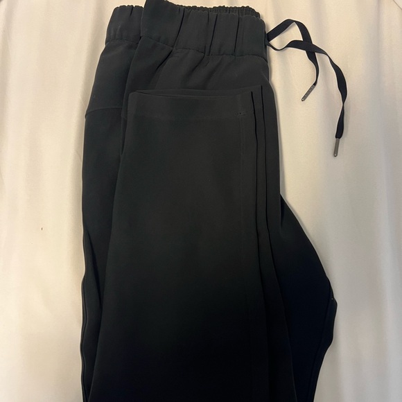 Lululemon on the fly 7/8 pant (woven), in black size 4 - Picture 5 of 5